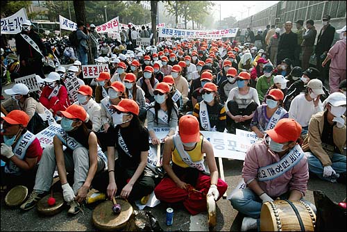 성매매 특별법 시행에 반대하는 전국의 성매매 업소 여성이 7일 오전 여의도 국회의사당 앞에서 생계 보장을 요구하는 시위를 벌이고 있다. 